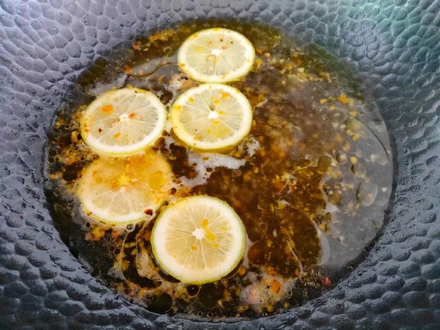 酸辣鲈鱼营养的开胃菜，酸辣焖鲈鱼（鲈鱼别再清蒸了）