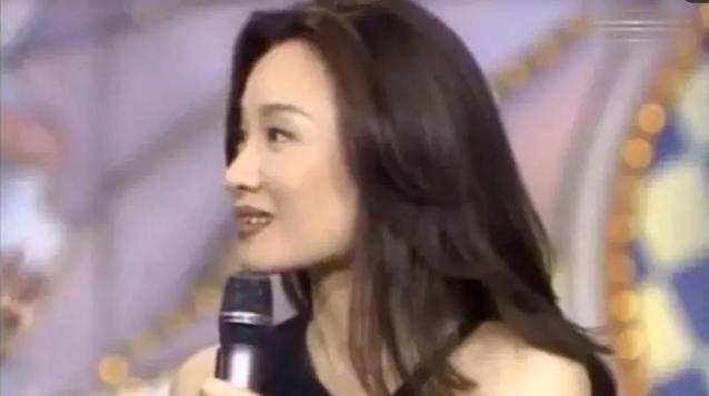 比莉的儿子，周汤豪的爸爸是谁（她的故事远比想象的更加难以置信）