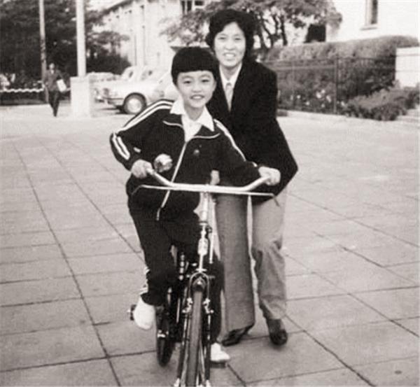 什么是招牌动作，老一辈人骑自行车的“招牌动作”