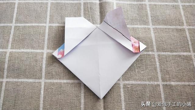 最简单的雨伞折纸方法图解，折纸教程：带爱心的小花伞