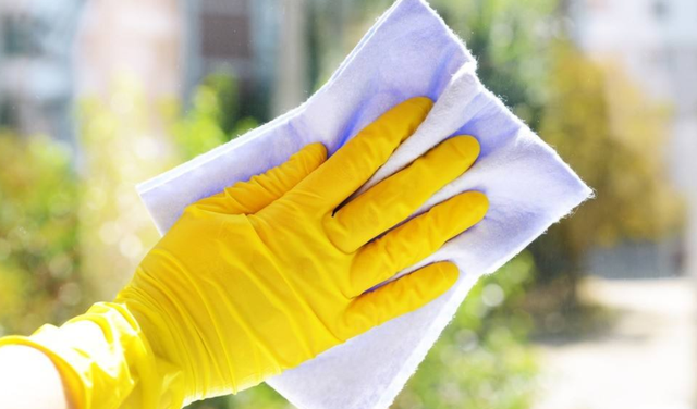 玻璃怎么擦才干净，怎样擦出来的玻璃又干净不落灰尘（在水里兑点“盐”）