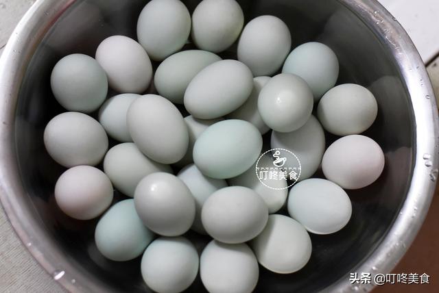 制作咸鸭蛋最简单的方法，想吃咸鸭蛋不用买