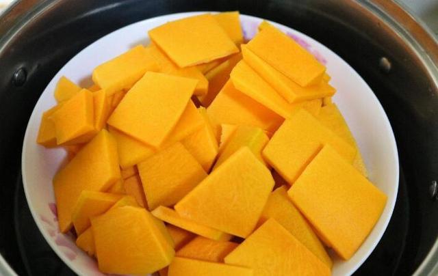 南瓜的卡路里究竟是多少，南瓜卡路里高不高（居然是优秀的减肥蔬菜）