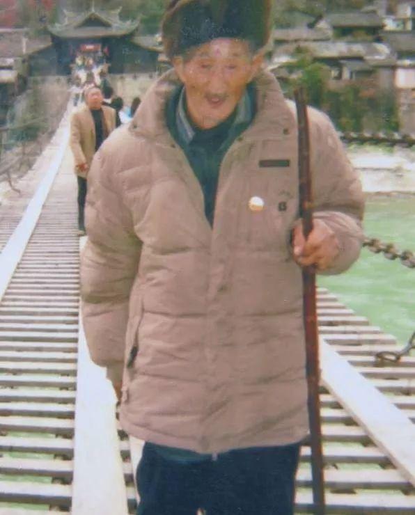 泸定桥简介 资料，泸定桥简介（记者再走长征路 ， 泸定桥）