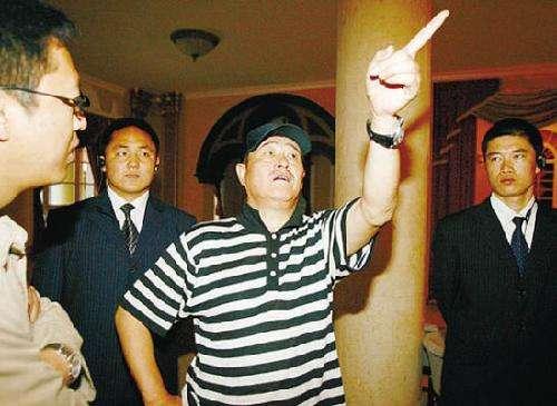 李宝敏狂揍社会人视频，李宝敏（张家豪与李宝敏在酒吧发生冲突）