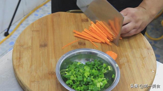 鸡蛋饼的家常做法，葱花鸡蛋饼的家常做法（快速做早餐鸡蛋饼）