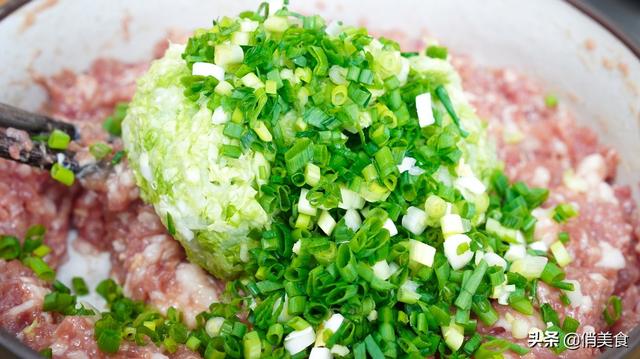 猪肉炒白菜如何做，猪肉炒白菜做法（饺子馆不外传的白菜猪肉馅做法）