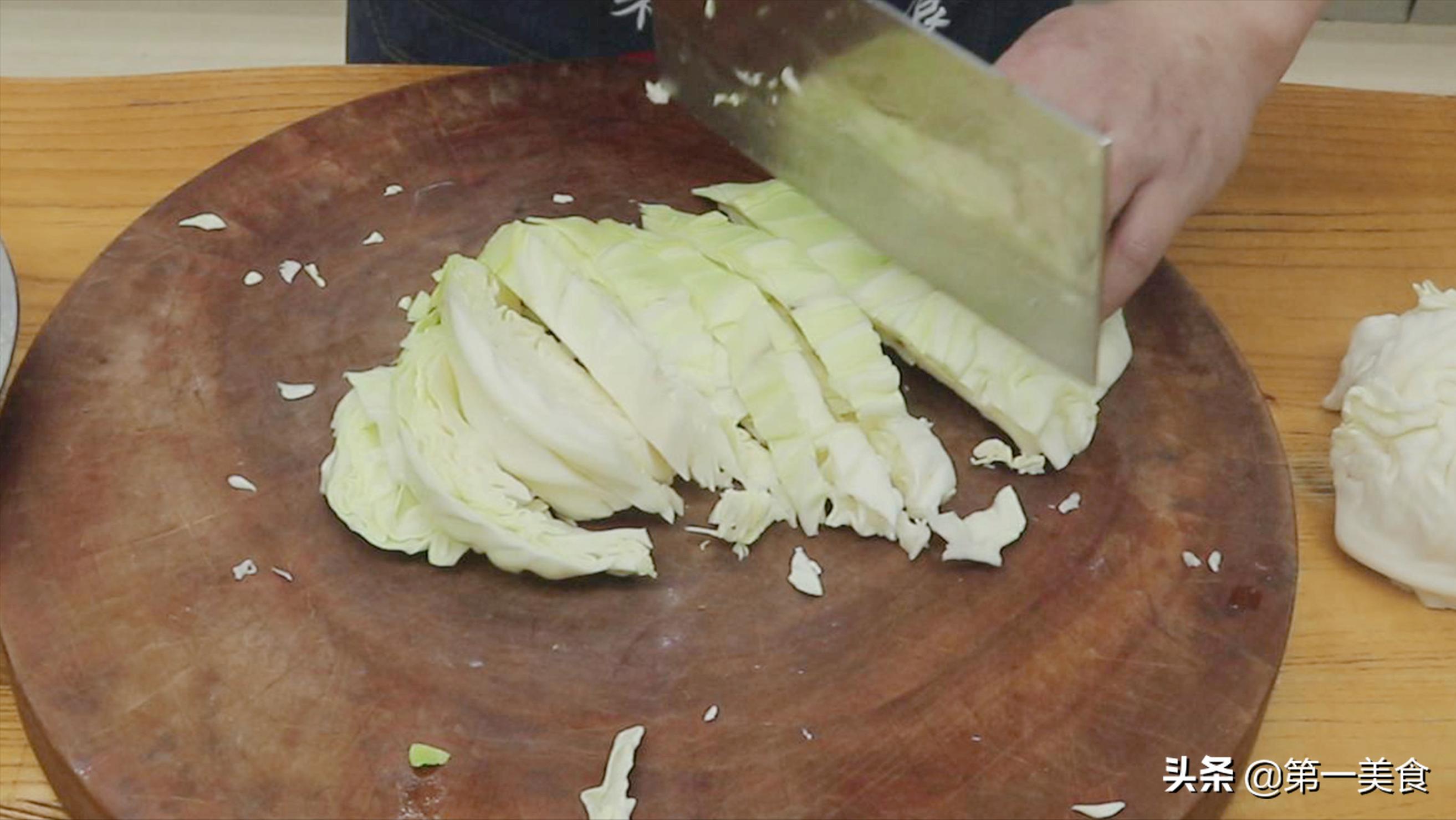 手撕包菜粉丝的正宗做法，包菜炒粉条的做法步骤