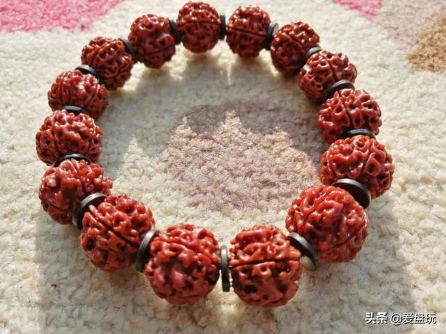 桃核手串什么样的最名贵，什么品种的桃核手串好有价值（这6种“白菜价”手串）