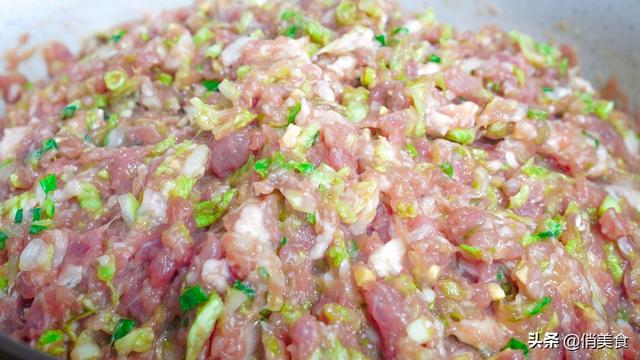 猪肉炒白菜如何做，猪肉炒白菜做法（饺子馆不外传的白菜猪肉馅做法）