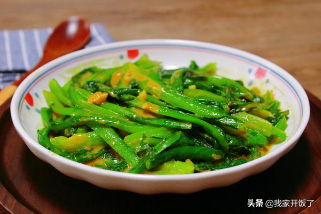 素炒油麦菜怎么做好吃，素炒油麦菜怎么做好吃窍门（比蒜香味更好吃）