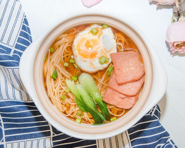 公仔面和方便面的区别，公仔面和方便面的区别是什么（只因它平价却温暖人心）