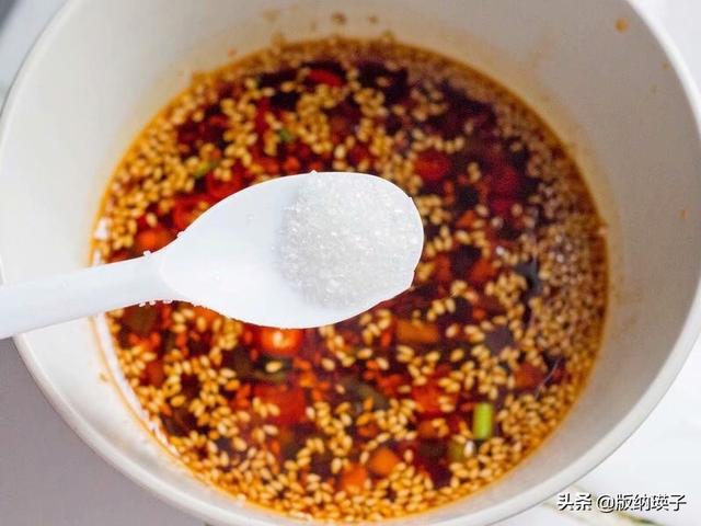 正宗的香辣鸡做法和配料，最正宗的，酱汁调配很重要
