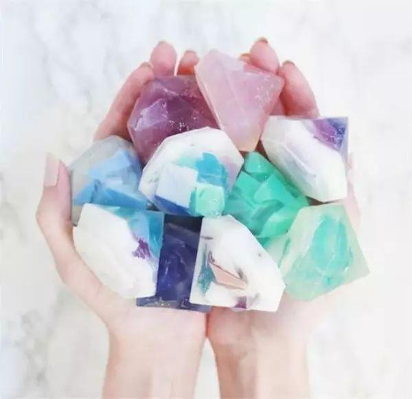 过期的眼霜还能做什么用，眼霜的保质期有多长（过期的护肤、化妆品竟然还能这么用）