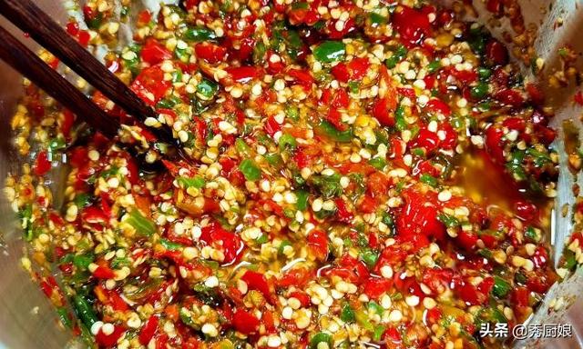 剁椒酱怎么做啊，剁椒酱是怎么做的（只放盐是“外行”）