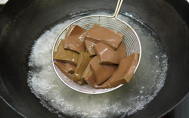 鸭血粉丝汤怎么做，鸭血粉丝汤如何做（上桌连汤汁都喝光）