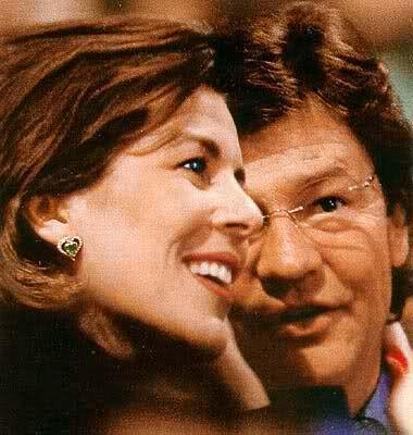 老王今年47岁，膝下一儿一女，儿子已经成婚，目前老王同老伴及未婚的女儿居住在一起。老王的家庭目前属于，　　类型。A核心家庭B联合家庭C主干（却打人、随地尿尿还勾搭老婆闺蜜）