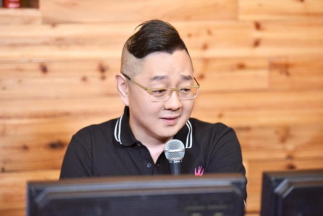 张绍刚，因主持《今日说法》大放异彩，而今他一家三口甜蜜照曝光