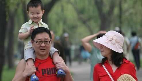 张绍刚，因主持《今日说法》大放异彩，而今他一家三口甜蜜照曝光