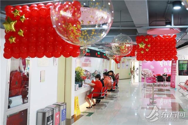 敬礼是左手还是右手，升国旗敬礼是左手还是右手（沪上新人以爱的名义与国同庆）