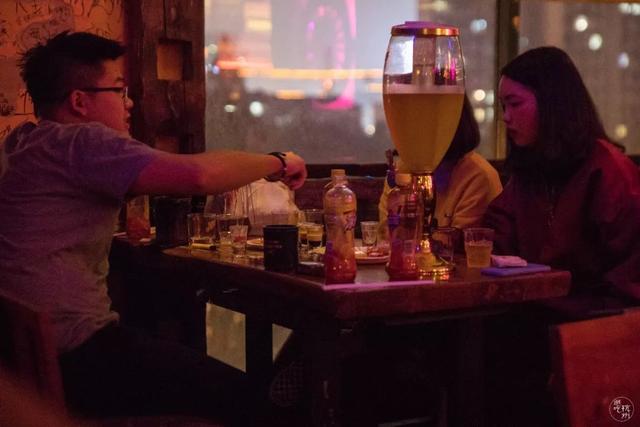 helens红牛桶是什么，helens啤酒桶（最近爆火的“午夜小酒馆”）