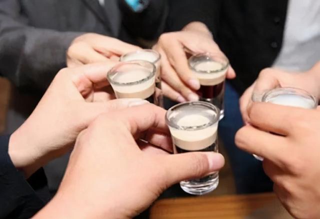 啤酒和牛奶能一起喝吗，牛奶啤酒一起可以喝吗（白酒＋啤酒＝）