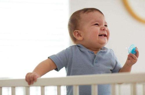 安抚奶嘴会影响牙齿和嘴型吗，安抚奶嘴会影响宝宝长牙吗（安抚奶嘴真的会让宝宝嘴巴变形）