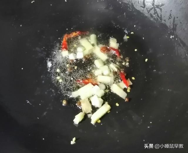 怎样做美味的毛豆香干炒火腿，豆干火腿的做法大全窍门（炒毛豆米时不要忽略这一步）