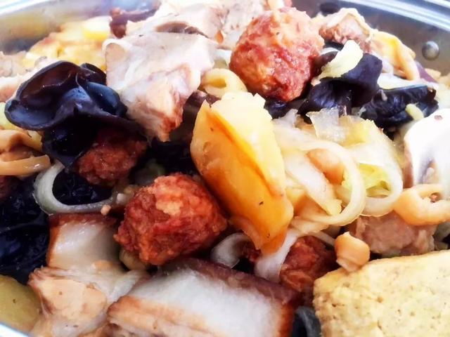 酸菜火锅的做法，羊蝎子酸菜火锅做法（在家做饭系列：酸菜什锦火锅）