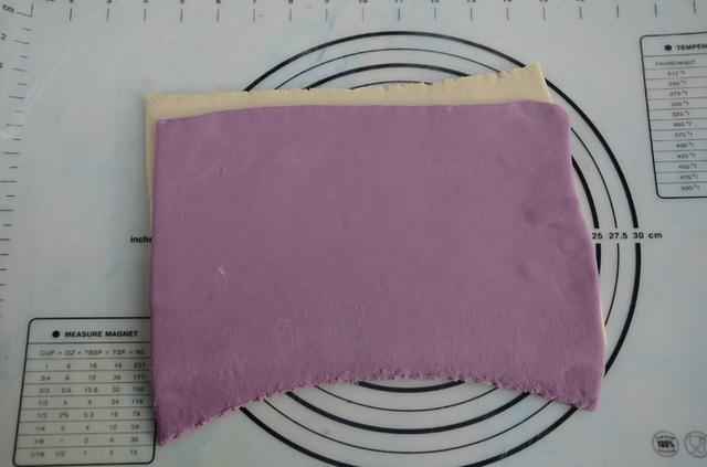紫薯馒头的做法，紫薯馒头的做法花样视频教程（宝妈教做你卡通紫薯双色馒头）