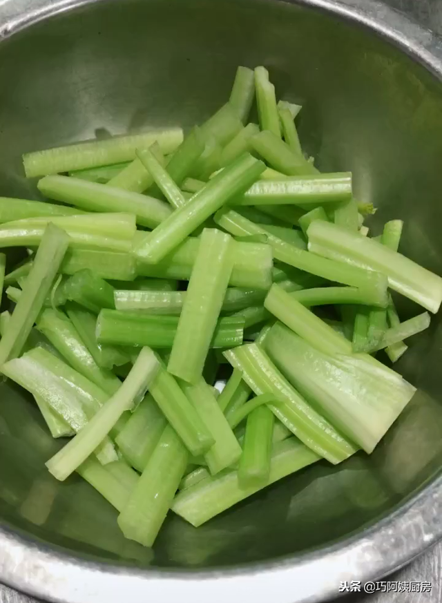 蚕蛹怎么炸才酥脆，炸蚕蛹的正确做法（金黄酥脆的干煸茧蛹）