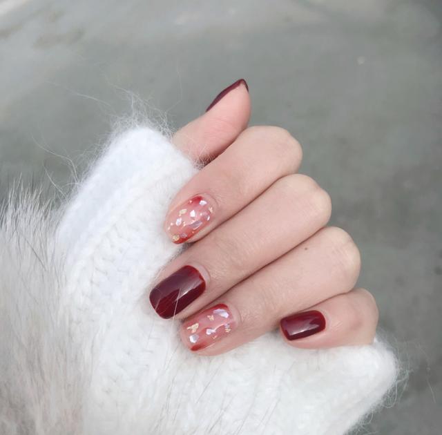 秋天指甲做什么颜色显白，适合冬天显白的指甲颜色（难怪女星大咖们都超爱）