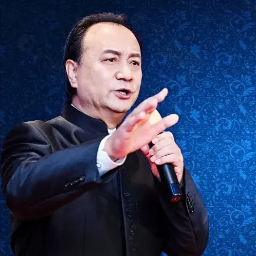 大堰河是人还是河，大堰河是一个人还是一条河（大堰河——我的保姆）