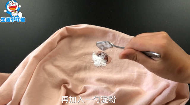 洗血渍的最佳办法，血渍清洗妙招（用它搓几下就彻底干净了）