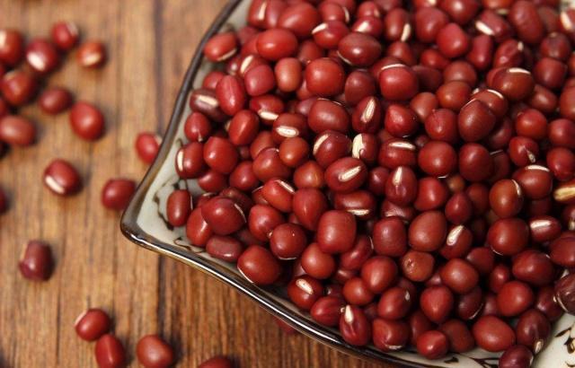 赤小豆和红豆的区别，红豆与赤小豆的功效与作用的区别（“红豆”和“赤小豆”有啥不同）