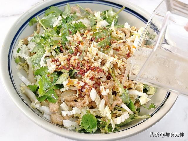 凉拌白菜丝怎么拌好吃，土豆丝凉拌怎么做好吃（记得巧用“它”）