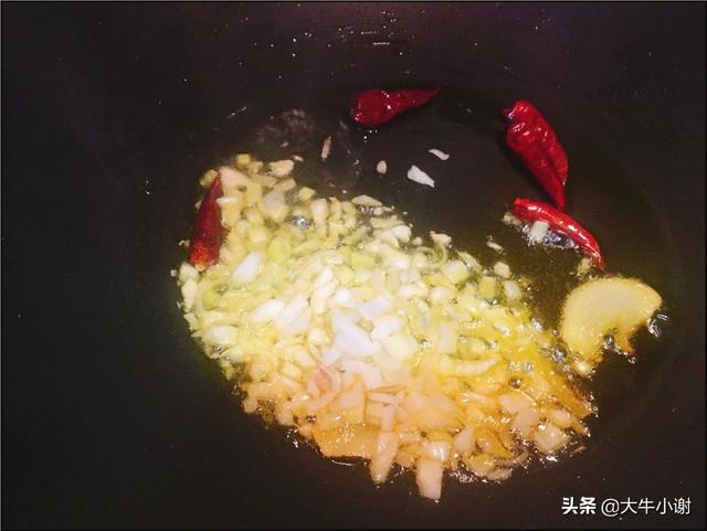 猪皮的做法 黄豆芽炒猪皮的做法，猪皮的做法（富含胶原蛋白、维生素C）