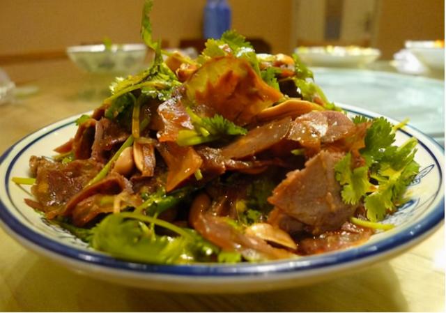 红烧培根金针菇的做法，烧烤培根金针菇的做法（每次做家人都说很好吃）