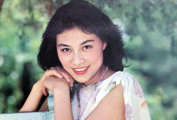 岳红的前夫是谁，国家一级演员岳红23岁成影后