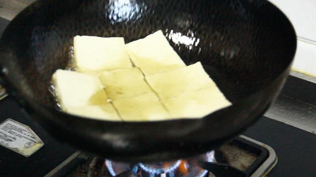 熊掌怎么做最好吃，熊掌怎么做好吃（豆腐炒蒜苗在很多饭店卖高价的秘密）