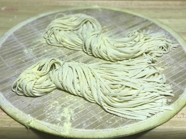 碱水面怎么做好吃，让人吃着上瘾的地道碱水面