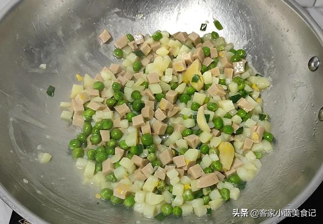 豌豆荚怎么做好吃，新鲜豌豆子怎么做好吃又简单（豌豆粒和土豆这做法真好吃）