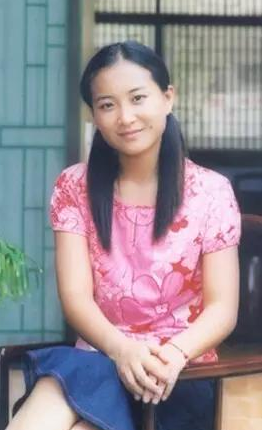 冯巩贾玲演的电影叫什么名字，贾玲和冯巩演的电视剧（李焕英》背后的悲伤故事）