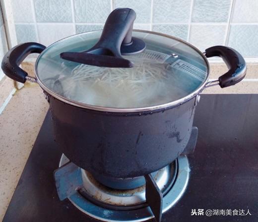 吃清汤火锅涮什么菜好吃，吃清汤火锅涮什么菜好吃呢（试试这样的清汤小火锅）