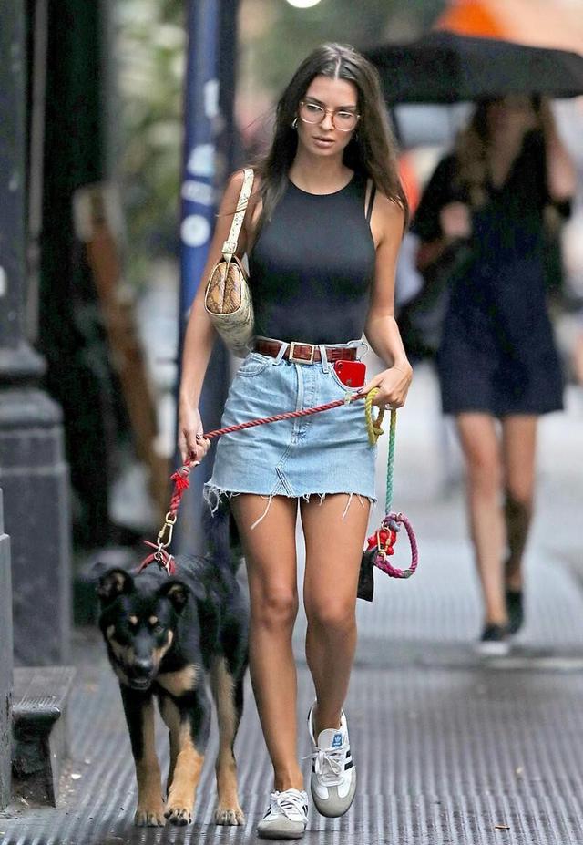 牛仔短裙搭配什么上衣好看，牛仔短裙配什么上衣好看（基础款牛仔短裙如何穿出新花样）