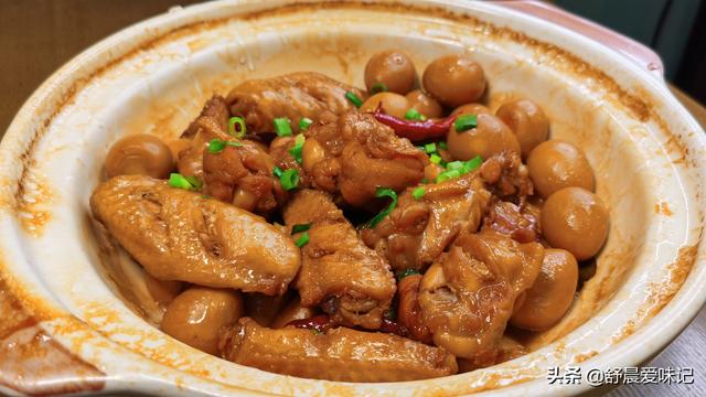 炖鸡翅的家常做法，啤酒炖鸡翅的家常做法（简单处理放砂锅一焖）