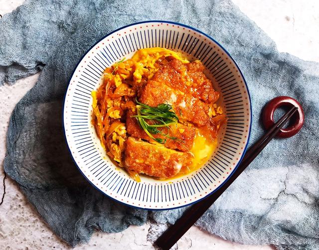 猪排盖饭怎么做，猪排盖饭怎么做好吃又简单（好吃到没话说的猪排盖浇饭）