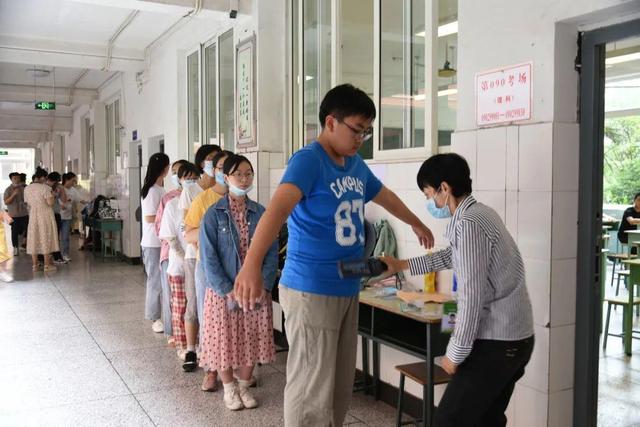高考不能穿有字母的衣服吗，高考让穿带字母的衣服吗（班主任一语道破玄机）