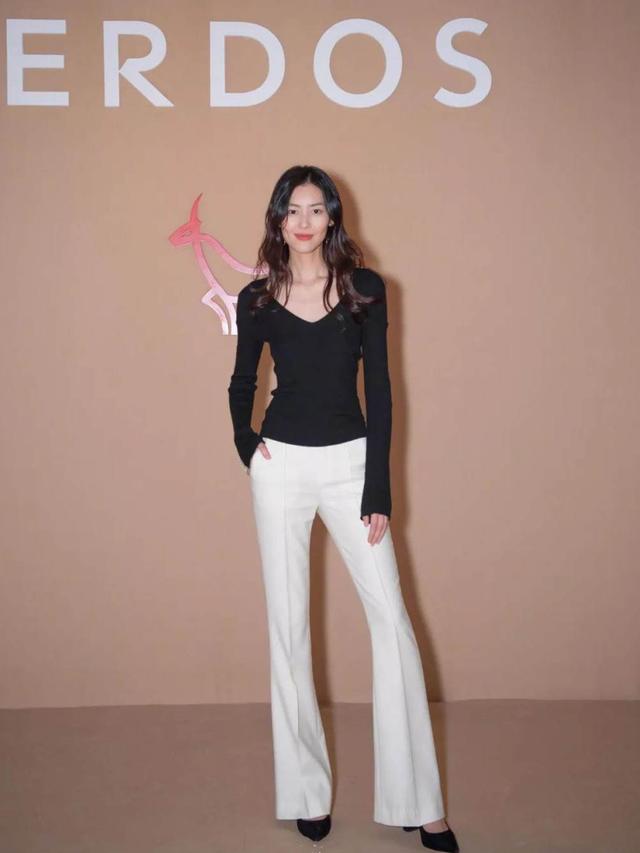 蓝色阔腿牛仔裤穿搭，这“3个要点”穿搭