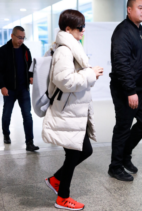 红鞋配什么颜色裤子和衣服，红鞋子配什么颜色（白色羽绒服配黑裤红鞋）